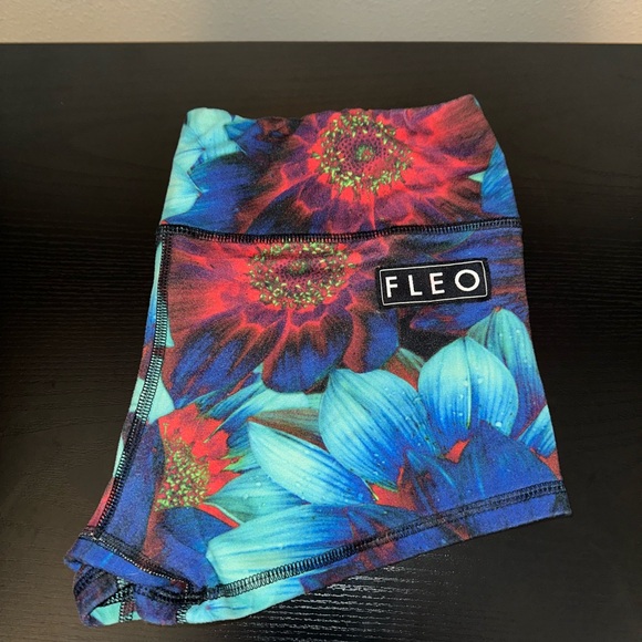 Fleo Shorts - cool floral design - size M - Picture 2 of 4